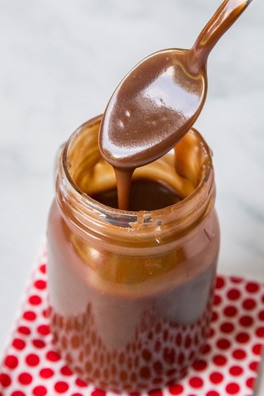 En Lezzetli Hot Fudge Sosu Tarifi: Tatlılara Büyülü Dokunuş