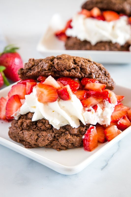 Çikolatalı Çilekli Shortcake: Yaz Mevsiminin Vazgeçilmez Lezzeti