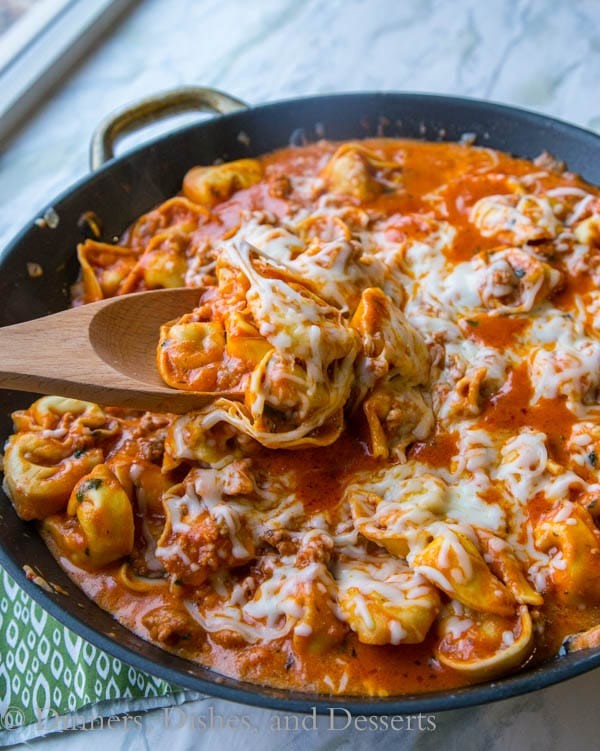 Tek Tavada Sosisli Tortellini: Hızlı ve Lezzetli Akşam Yemeği